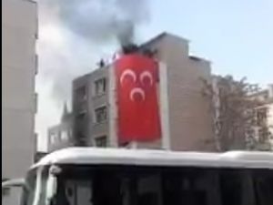 HDP binasına girmek isteyen grubu polis engelleyemedi