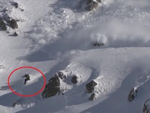 Çığa neden olup kıl payı kurtulan snowboardcu