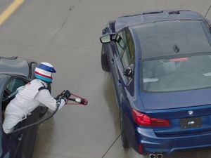 BMW M5'le drift yaparken 4 kez yakıt ikmali yaptılar!