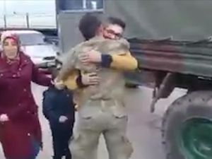 Afrin konvoyunu durdurup askerlerimize sarılan vatandaşlar