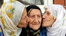 KARADENİZ'İN GÜLÜ ÜÇÜZ NİNELER
